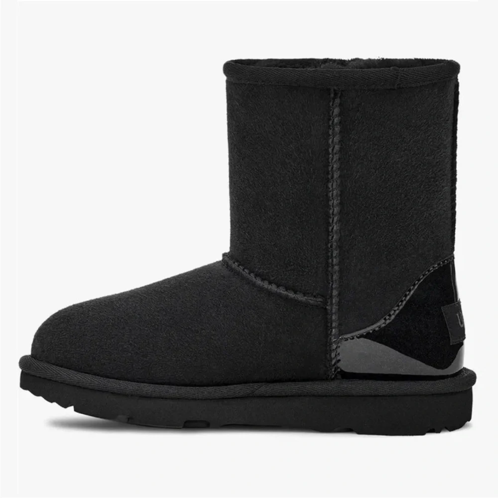 UGG SToddlers Classic lI Water Resistant Shearling Lined Boot -Black Sz 6 New